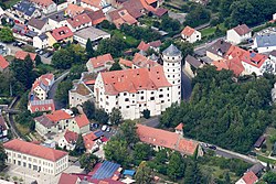 Luftbild des Schlosses Grumbach