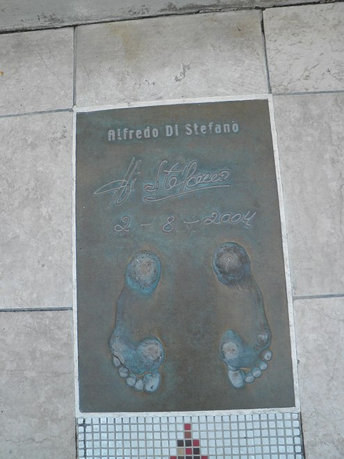 De voetafdrukken van Di Stéfano vereeuwigd in de Champions Promenade in Monaco
