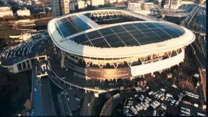 Außenansicht des Nef Stadyumu mit Photovoltaikanlage am 25. November 2021