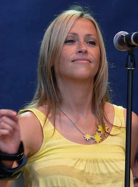 Appleton performing in 2007