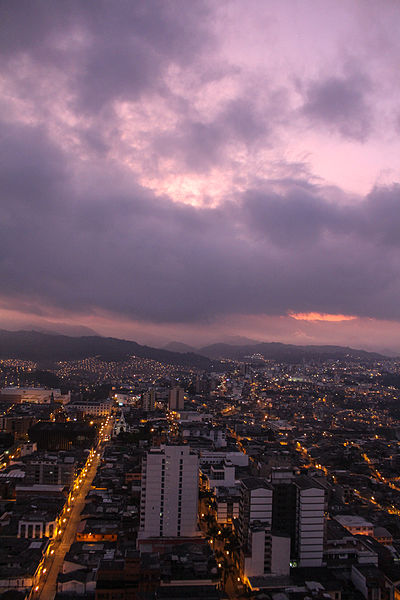 File:Amanecer desde del del corredor Polaco de la catedral de Manizales.jpg