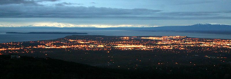 Ficheiro:Anchorage at night.jpg