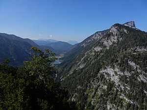 Blick vom Seekopf (1173 m) zur gegenüberliegenden Schlösselschneid (1416 m), dahinter die Hörndlwand (1684 m). Im Hintergrund das Kaisergebirge.