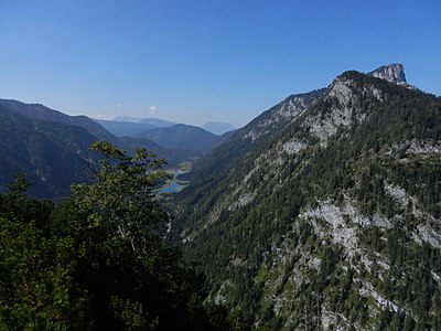 Blick vom Seekopf zur gegenüberliegenden Schlösselschneid, dahinter die Hörndlwand (1684 m). Deutlich zu sehen der asymmetrische Hochkienbergsattel mit sehr steil zu den Seen abfallendem Südsüdostflügel und wesentlich flacherem Nordnordwestflügel. Rechts unterhalb der Hörndlwand verläuft die Deckengrenze Tirolikum-Bajuvarikum.