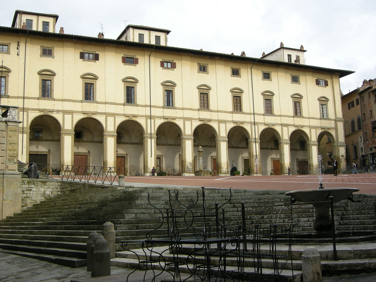 File Arezzo piazza grande 03.JPG Wikimedia Commons