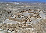 Ruines de bâtiments dans un désert.