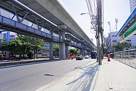 ทางเดินเท้าบริเวณสถานีและสะพานลอยเชื่อมระหว่างสถานีกับสะพานลอยสาธารณะเดิม