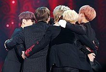 I BTS festeggiano la vittoria di Album dell'anno ai Melon Music Award, 19 novembre 2016.