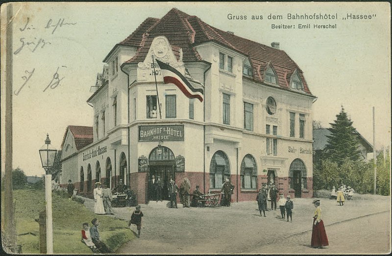 File:Bahnhofs-Hotel Hassee im Hasseer Weg (später Saarbrückenstraße) (Kiel 27.300).jpg