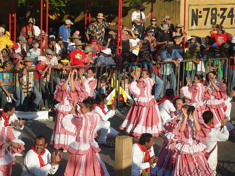 File:Baile de la Cumbia - Barranquilla.jpg