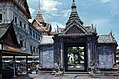 Bangkok-Wat Phra Keo 1976-28-Uebergang zum Palastbezirk-gje.jpg
