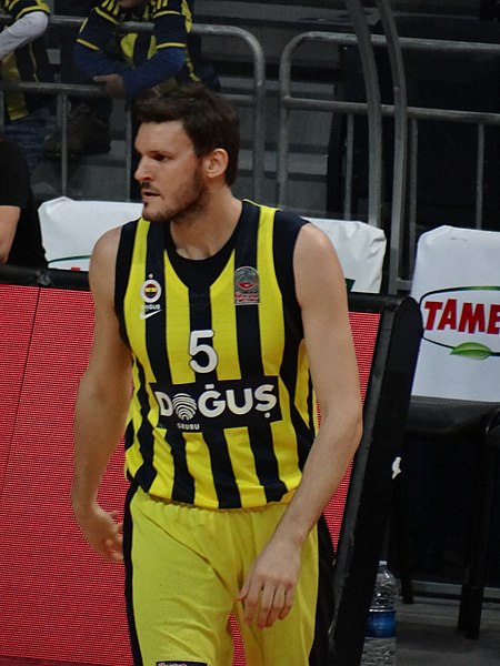 File:Barış Hersek 5 Fenerbahçe Men's Basketball 20171224.jpg