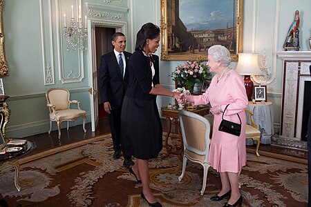 ไฟล์:Barack_&_Michelle_Obama_meet_Queen_Elizabeth_II_at_Buckingham_Palace_4-1-09.jpg