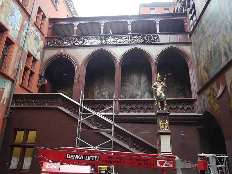 File:Basel Rathaus Innenhof 08.JPG