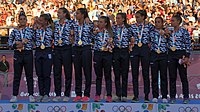 Deutsch: Beachhandball bei den Olympischen Jugendspielen 2018 in Buenos Aires; Tag 7, 13. Oktober 2018; Medaillenzeremonie Mädchen - Gold: Argentinien, Silber: Kroatien, Bronze: Ungarn English: Beach handball at the 2018 Summer Youth Olympics in Buenos Aires at 13 October 2018 – Medal Ceremony Girls - Gold: Argentina, Silver: Croatia, Bronze: Hungary Español: Handball de playa en los Juegos Olimpicos de la Juventud Buenos Aires 2018 en 13 de octubre de 2018 – Medalla Ceremonia para niñas - Oro: Argentina, Plata: Croacia, Bronce: Hungría