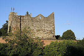 Vestiges des fortifications, avec à gauche la tour d'angle.