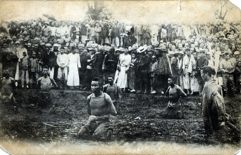 File:Beheading robbers in Tieling China 1909 1.jpg