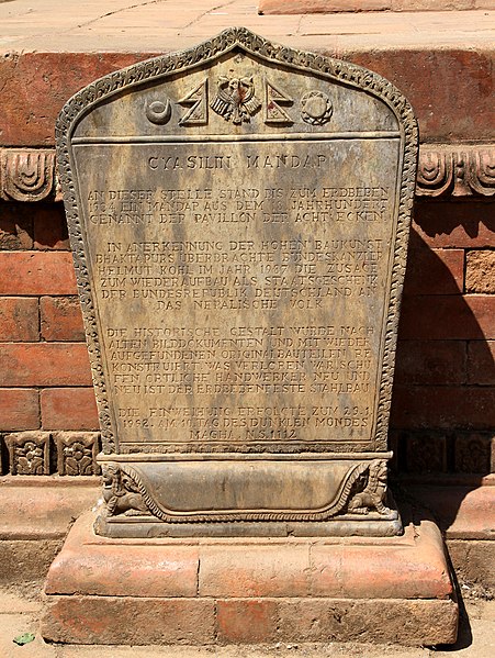 File:Bhaktapur-Palastplatz-Kohl-Gedenkstein-04-vor Cyasilim-2013-gje.jpg