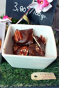 Français : Biscuits « Mignon caramel pécan » Delacre en vitrine de leur magasin de la Place de la Vieille Halle aux Blés, Bruxelles.