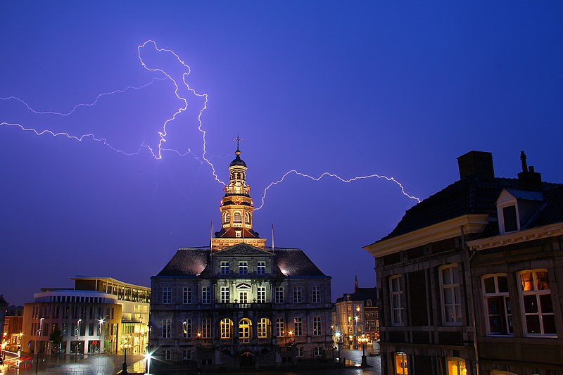 File:Bliksem boven het stadhuis van Maastricht.jpg