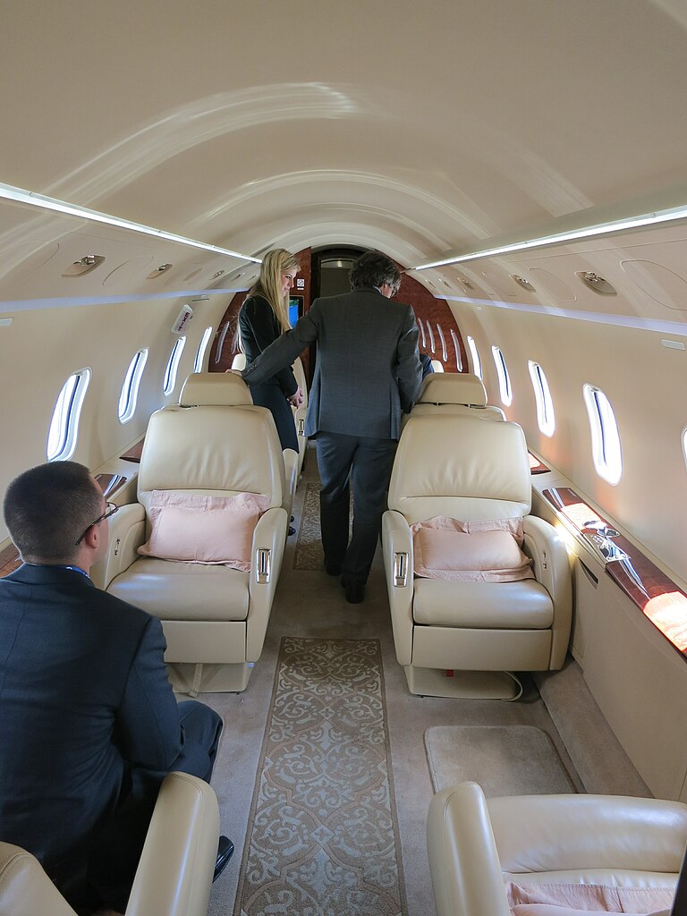 File:Bombardier Challenger 300 interior.JPG - Wikimedia Commons