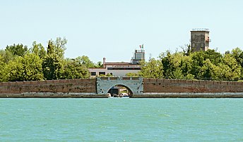 Sur le lido de Venise, le pont de San Nicolò avec en arrière plan l'aéroport Giovanni Nicelli. (définition réelle 3 924 × 2 302)