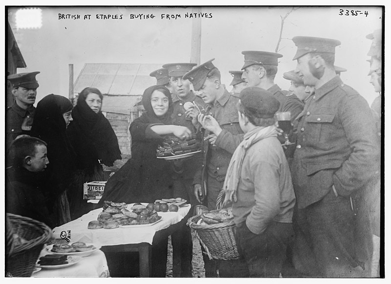 Fichier:British at Etaples buying from natives LCCN2014698477.jpg
