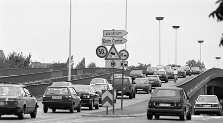 Bundesarchiv B 145 Bild F088999 0009, Bonn, Stadtverkehr auf der Reuterbrücke