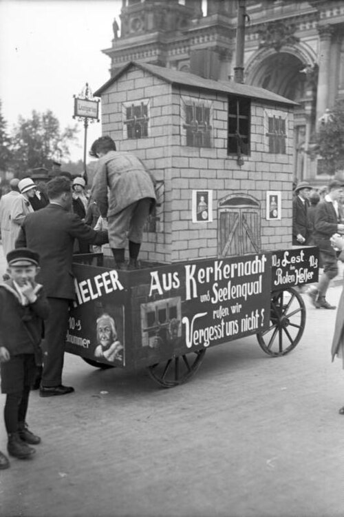 Whitsun gathering of Rotfrontkämpferbund with a wagon promoting the Rote Hilfe, May 1928