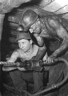Bundesarchiv Bild 183-13287-0004, Bergarbeiter und Lehrling bohrend.jpg