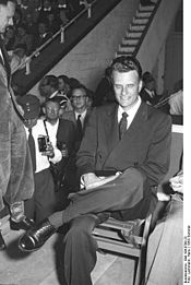 Billy Graham in 1954 Bundesarchiv Bild 194-0798-22, Dusseldorf, Veranstaltung mit Billy Graham.jpg