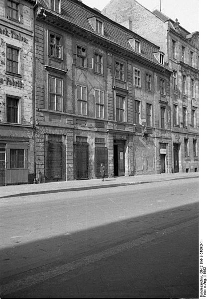 File:Bundesarchiv DH 2 Bild-B-5109D-1, Berlin, Fassade Haus Brüderstraße 13.jpg