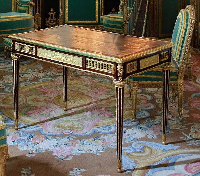 File:Bureau Marie-Antoinette Riesener Versailles.jpg