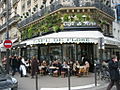 カフェでコーヒーを楽しむ人々（フランス・パリ）