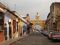 Utca Antigua Guatemalában a Szent Katalin-kapuívvel