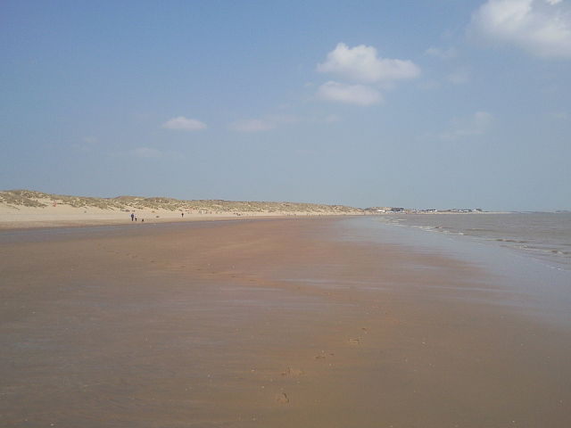 File:Camber_Sands_at_Low_Tide.jpg