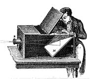 ’n 19de-eeuse skets van iemand wat ’n camera obscura as tekenhulpmiddel gebruik.