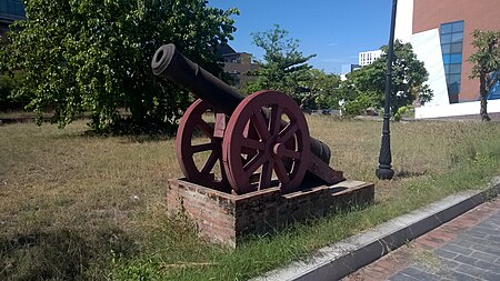 Tập tin:Cannon on display outside of a museum in Da Nang in 2015.jpg