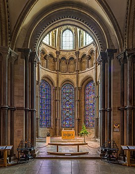 "Thanne longen folk to goon on pilgrimauges": h.e. latine "tunc cupiunt homines peregrinationes facere." Corona Thomae Becket in ecclesia cathedrali Cantuariensi, ubi peregrini illius Chaucer ibant.