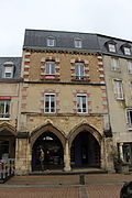 共和国广场骑楼（法语：Maisons à arcades de la place de la République (Carentan)）