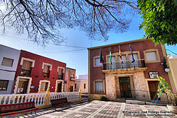 Casa Consistorial y Plaza de la Constitución de Rioja (Almería).jpg