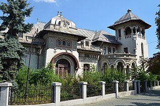 Casa Radu Stanian (Ploiești), cu multe elemente neoromânești, cu acoperișurile de tablă, marginile acoperișurilor ca niște streșini ale unei case țărănești, o marchiză de lemn, și altele