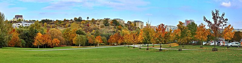 File:Centrální park Lužiny panorama 1.jpg