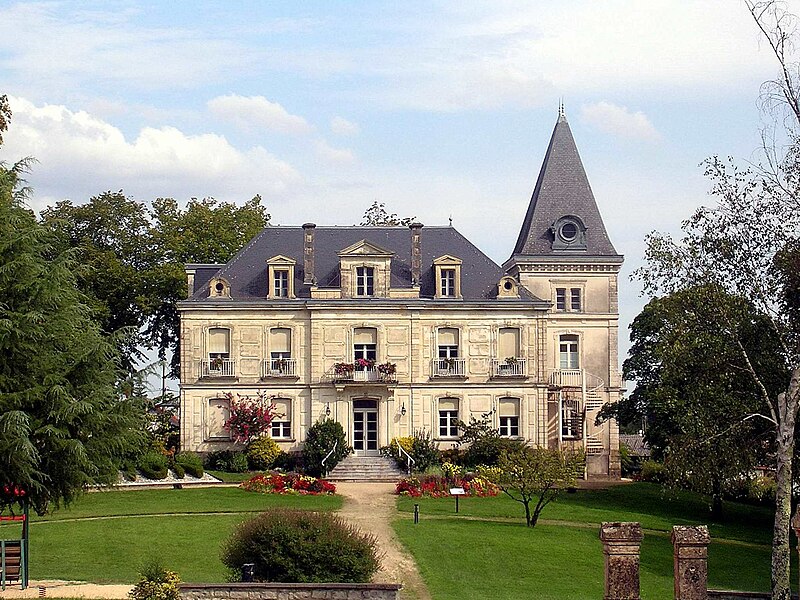 File:Château Bellegarde Rion.JPG