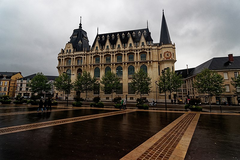 File:Chartres - Boulevard Maurice Violette - View West on l'Hôtel des Postes (until 1928) - Médiathèque (2005) 1919 by Raoul Brandon - Art Déco - Eclectic architecture.jpg