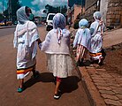 أطفال من كنيسة التوحيد الإثيوبية الأرثوذكسية بلباسهم التقليدي