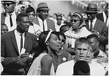 Bill Russell, au milieu de la foule, lors d'une manifestation en faveur du Mouvement afro-américain des droits civiques.