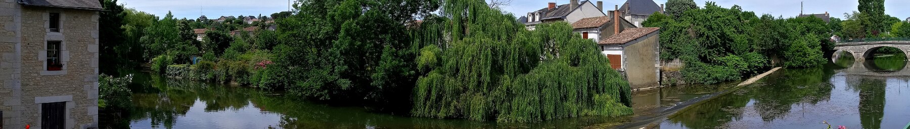 Civray (Vienne) banner Rieka Charente.jpg