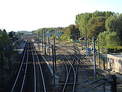 Les voies de la gare de Clermont : les rails de l'ancienne ligne sont situés à droite et ceux de la ligne de Paris-Nord à Lille à gauche.