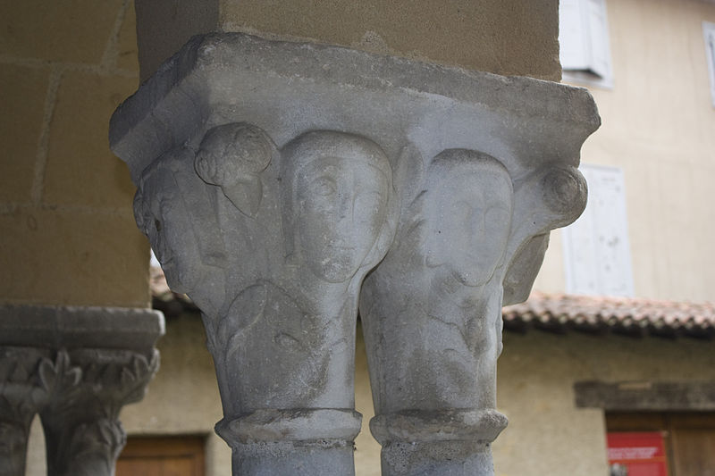 File:Cloître de St-Pierre et St-Gaudens - Chapiteau 08a.jpg